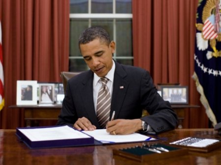 Obama Rusiyaya qarşı yeni sanksiyaların tətbiq edilməsi ilə bağlı qanun layihəsini imzalayıb