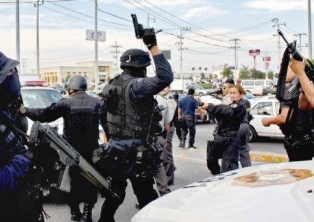 Meksikada polis əməkdaşları güllələndi